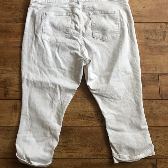 👖Levi’s Capri Shorts👖 - Picture 2 of 5